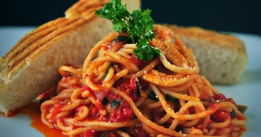 Spaghetti o pici conditi con sugo all'aglione