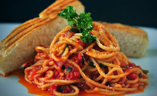 Spaghetti o pici conditi con sugo all'aglione